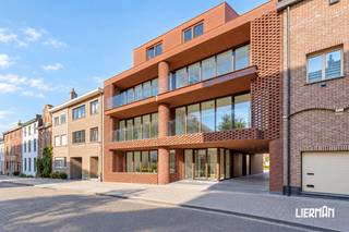 <p><strong>- 6% BTW MOGELIJK! - UNIEKE NIEUWBOUWRESIDENTIE - </strong><br /><br />Dit stijlvolle en energiezuinige gelijkvloerse nieuwbouwappartement is gelegen op een absolute toplocatie, op een steenworp van de Grote Markt, winkels, horeca en openbaar vervoer. De kleinschalige residentie omvat slechts vijf appartementen en combineert hedendaagse architectuur met kwalitatieve materialen, comfort en rust. <br /><br />Het appartement beschikt over een ruime en lichtrijke leefruimte met open keuken en kookeiland, die rechtstreeks toegang geeft tot de aangename leefruimte. Daarnaast zijn er twee volwaardige slaapkamers, een moderne badkamer met inloopdouche en dubbele lavabo, een praktische berging/wasplaats en een afzonderlijk toilet. Aan de achterzijde beschikt het appartement bovendien over een tweede terras met aansluitende tuin, waardoor u over twee aangename buitenruimtes beschikt. <br /><br />Ook op energetisch vlak is dit appartement volledig afgestemd op de toekomst. Het wordt gebouwd volgens de nieuwste normen en is voorzien van driedubbele beglazing, zonnepanelen, vloerverwarming en een lucht-waterwarmtepomp. Zo geniet u van een hoog wooncomfort in combinatie met een energiezuinige woning. <br /><br />De vermelde prijs omvat de volledige afwerking van het appartement. Enkel de schilderwerken, lichtarmaturen en verdere inrichting/aankleding zijn nog door de koper te voorzien. <br /><br />Indien aan de voorwaarden is voldaan is aankoop aan 6% BTW mogelijk. Voor meer informatie over de concrete voorwaarden en de toepassing van het 6%-tarief voor dit appartement kunt u steeds contact met ons opnemen. <br /><br />Optioneel kan achteraan de residentie een autostaanplaats worden aangekocht voor €17.500, een extra troef op deze centrale locatie. <br /><br />Een uniek nieuwbouwappartement voor wie waarde hecht aan comfort, energiezuinigheid, buitenruimte en een uitstekende ligging, in een residentie met slechts vijf appartementen. <br /><br />Interesse? Contacteer ons voor meer informatie of plan uw bezoek via info@immolierman.be of 053 89 99 66.</p>