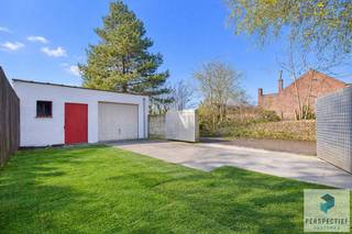 Mooi vernieuwde 3 slaapkamer woning met zonnige tuin en grote lostaande garage. De garage is toegankelijk via de naastliggende weg. Achter deze...