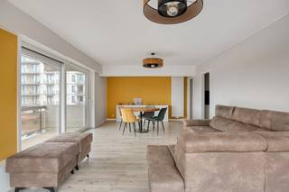Dit prachtig gelegen en lichtrijke hoekappartement bevindt zich op de 3e verdieping van Residentie Solaris, aan de Esplanade en op wandelafstand van het strand én het centrum.<br /><br />Het appartement beschikt over een ruime en aangename leefruimte met twee terrassen, waar u zowel van de ochtendzon als van de avondzon kunt genieten.<br /><br />De ideale plek om rustig te ontbijten of gezellig de dag af te sluiten.<br /><br />De volledig vernieuwde keuken is modern ingericht en voorzien van alle nodige toestellen.<br /><br />Ook de badkamer werd volledig vernieuwd en beschikt over een stijlvolle inloopdouche, toilet en lavabomeubel.<br />Verder beschikt het appartement over een grote slaapkamer.<br /><br /><strong>Troeven:</strong>
<ul>
<li>Gelegen aan de Esplanade</li>
<li>Op wandelafstand van het strand en het centrum</li>
<li>Twee terrassen met ochtend- én avondzon</li>
<li>Volledig nieuwe keuken met alle toestellen</li>
<li>Nieuwe badkamer met inloopdouche</li>
<li>Grote slaapkamer</li>
</ul>
Ideaal als tweede verblijf of investering.<br />Een uitstekend gelegen appartement waar licht, comfort en de nabijheid van zee en centrum perfect samenkomen.