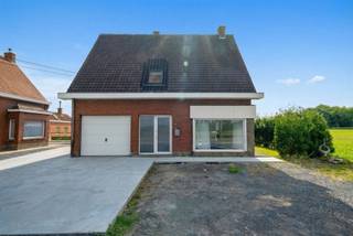 Large warehouse/storage space on the Provinciebaan in Ledegem. The plot has a surface of 580 m² and is rented in 2 separate parts. Each part has...