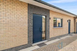 <p><span>Rustig wonen in een landelijke omgeving, met alle voorzieningen binnen handbereik? Deze charmante woning in Zaffelare, deelgemeente van Lochristi, combineert een aangename woonomgeving met heel wat mogelijkheden om de woning verder naar eigen smaak te renoveren en in te richten. De woning is gelegen op een ruim perceel van 838 m², omringd door groen en velden. Dankzij de ligging tussen het centrum van Lochristi en Wachtebeke geniet u van een rustige, landelijke omgeving, terwijl winkels, scholen en andere voorzieningen vlot bereikbaar zijn. Ook het Provinciaal Domein Puyenbroeck bevindt zich op fietsafstand.</span></p><p><span>Bij het binnenkomen van de woonst valt meteen de leefruimte met rustieke balken op. De grote raampartijen zorgen voor een overvloed aan natuurlijk licht en bieden een aangenaam zicht op de groene omgeving. De authentieke gaskachel, geïntegreerd in een karaktervolle gevel, zorgt voor extra sfeer en gezelligheid tijdens de koudere maanden. Aansluitend bevindt zich de keuken, uitgerust met een oven, elektrische kookplaat en dampkap. Er is voldoende ruimte om een gezellige ontbijthoek of eetruimte te creëren. Een bijzondere troef is de ruime bijkeuken, momenteel voorzien van een gasvuur. Deze ruimte biedt tal van mogelijkheden en kan mits de nodige aanpassingen worden omgevormd tot een volwaardige keuken. Dankzij het zicht op de tuin en de rechtstreekse toegang tot het terras vormt dit een ideale plek om één grote nieuwe leefkeuken te realiseren. De woning beschikt over twee grote en één kleine slaapkamer en een badkamer met douche. Daarnaast zijn er verschillende praktische bergruimtes aanwezig, waaronder een wasplaats en een berging. Ook op het vlak van parkeren is er heel wat plaats. De woning beschikt over een ruime, afgesloten oprit én een garage met automatische poort. Zowel de opritten als de tuin zijn volledig afgesloten, wat zorgt voor extra privacy en veiligheid. De tuin is een absolute troef van deze woning. Het perceel is volledig omheind en wordt omgeven door een volgroeide haag en prachtige, mature bomen. Op warme dagen zorgen deze bomen voor aangename schaduwplekken. De groene omgeving wordt nog versterkt door de omliggende weilanden en het open zicht tegenover de woning. Vanuit de leefruimte geniet u dan ook van een rustgevend zicht over het landschap. Gezellig vertoeven doet u ook op het terras onder het lichtdoorlatend afdak.</span></p><p><span>De woning wordt verwarmd op aardgas via radiatoren en beschikt momenteel over een EPC-label E. De woning valt bijgevolg onder de geldende renovatieverplichting.</span></p><p><span>De vraagprijs bedraagt 349.000 euro, exclusief verkooprechten. Bent u op zoek naar een woning met veel potentieel om volledig naar eigen smaak aan te pakken op een landelijke locatie? Aarzel niet en maak nu uw afspraak via anais@vastgoed-dc.be of via de website. </span></p>