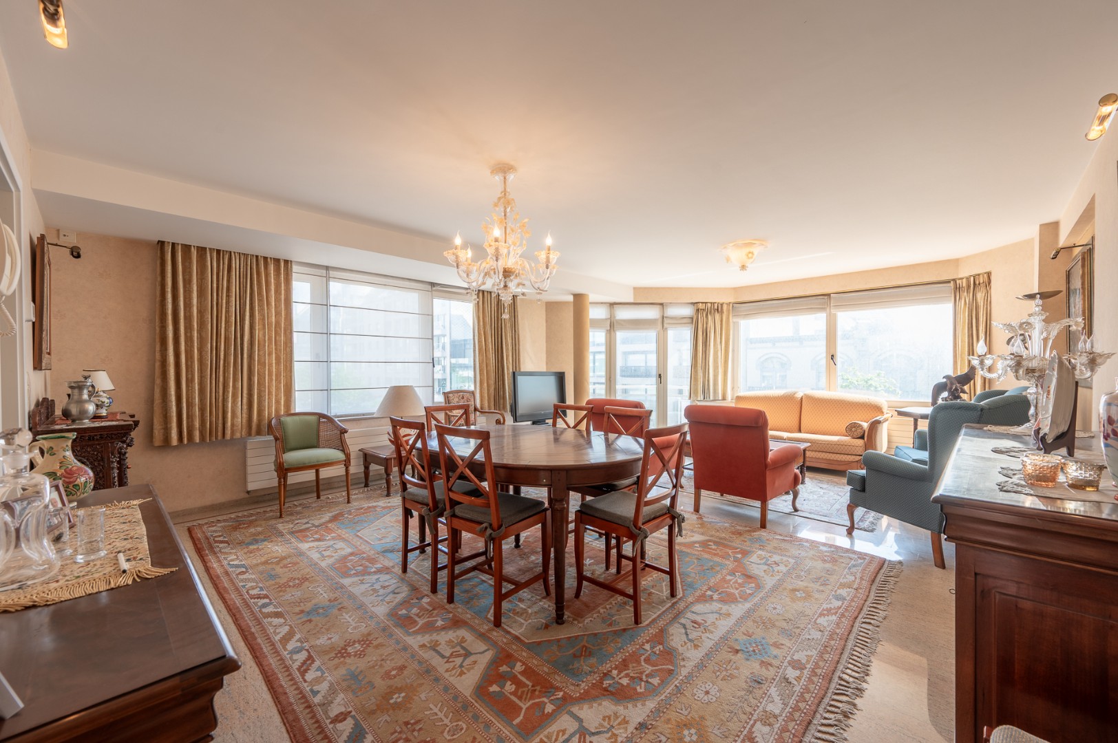 Ruim hoekappartement (109m²) met 3 volwaardige slaapkamers gelegen te Lippenslaan samen met de Taborastraat te Knokke-Heist. - foto 2