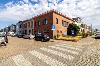 <p><span>Ontdek dit renovatieproject aan de Van Rossumstraat 2 in Deurne. Op het gelijkvloers vindt u een ruim magazijn/garage van </span><span>75 m²</span><span> met extra parkeermogelijkheden. Op de eerste verdieping bevindt zich een te renoveren appartement van </span><span>82 m²</span><span> met een leefruimte, keuken, badkamer, slaapkamer en terras. Een ideale kans voor wie op zoek is naar een project met potentieel op een </span><span>centrale locatie in Deurne</span><span>.</span></p>
<p><span>De bereikbaarheid is een grote troef: </span><span>twee tramhaltes liggen op wandelafstand</span><span>, en de </span><span>op- en afrit van de snelweg</span><span> bevindt zich eveneens vlakbij.</span></p>
<br /><br /><br />Indeling<br /><br />Kelder<br />• Kelderruimte<br /><br />Gelijkvloers<br />• Inkomhal / trappenhal<br />• Garage / magazijn (75 m²)<br />• Berging<br /><br />1ste verdieping<br />• Inkomhal<br />• Gang<br />• Woonkamer<br />• Keuken<br />• Badkamer<br />• Slaapkamer<br />• Terras<br /><br />Mis deze kans niet! Plan snel je bezoek en ontdek deze ruime woning zelf.<br />0496980710<br />kjento.van.hoydonck@albert.immo<br />www.albert.immo
