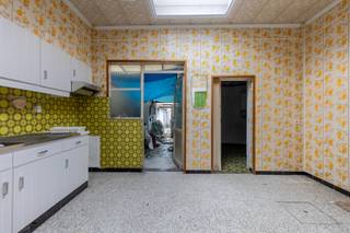 Deze woning biedt een uitstekende opportuniteit voor wie op zoek is naar een renovatieproject met veel potentieel. Gelegen in een rustige en kindvriendelijke woonwijk in Rumbeke geniet u van een centrale ligging op wandelafstand van het centrum, winkels, scholen en openbaar vervoer.<br /><br />Bij het binnenkomen komt u terecht in de woonkamer die aansluit op de keuken. Op het gelijkvloers bevindt zich eveneens de badkamer. De eerste verdieping beschikt over twee volwaardige slaapkamers, aangevuld met een zolderkamer die perfect kan dienen als derde slaapkamer, bureau of hobbyruimte.<br /><br />Een absolute troef van deze woning is de bijzonder ruime westgerichte tuin, waar u de hele dag door van de zon kan genieten. Daarnaast beschikt de woning over een praktische achteringang via de Monseigneur De Haernestraat, wat zorgt voor extra comfort en toegankelijkheid.<br /><br />Troeven:<br />•⁠ ⁠Rustige en kindvriendelijke ligging<br />•⁠ ⁠Op wandelafstand van centrum, winkels en scholen<br />•⁠ ⁠2 slaapkamers en zolderkamer<br />•⁠ ⁠Ruime westgerichte tuin<br />•⁠ ⁠Praktische achteringang via Monseigneur De Haernestraat<br />•⁠ ⁠Vlotte verbinding naar de E403<br />•⁠ ⁠Renovatieproject met veel potentieel<br /><br />Dankzij de combinatie van een centrale ligging, een ruime tuin en tal van mogelijkheden vormt deze woning een interessante opportuniteit voor starters, gezinnen of investeerders.<br /><br />Enkele afbeeldingen werden digitaal gevisualiseerd en dienen louter als inspiratie voor de mogelijke inrichting en afwerking van de woning.<br /><br />Voor meer informatie of een bezoek, contacteer Eva via 0475 69 38 22 of via eva@vicusvastgoed.be.