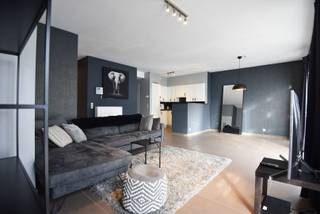 Gelijkvloers appartement (2011) met inkom, toilet, leefruimte met open keuken. De keuken is voorzien van keramische kookplaat, dampkap,...