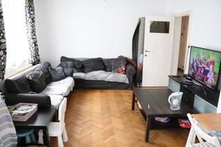 <p><strong>Plan je afspraak in via www.living-stone.be</strong></p><p>Dit appartement omvat een inkomhal, een woonkamer van 29 m² met zithoek en eetkamer, keuke, 2 slaapkamers (14,2 m² en 14,15 m²), badkamer, balkon en een kelder. Gelegen nabij winkels, scholen en openbaar vervoer, en met snelle verbindingen richting het centrum van Brussel en omliggende gemeenten. <strong>Beschikbaar 01/10/2026.</strong></p>