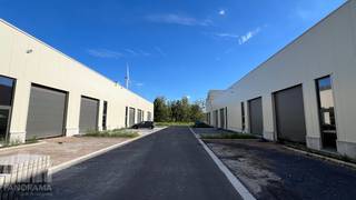 <strong>Gloednieuwe en duurzame KMO-unit</strong> met een oppervlakte van 205 m² te huur, strategisch gelegen vlakbij het <strong>Albertkanaal</strong>. Bovendien een uitstekende bereikbaarheid dankzij de nabijheid van de E313 en E314, met vlotte verbindingen richting Brussel, Antwerpen, Nederland en Duitsland.<br /><br />De <strong>casco opslagruimte </strong>van <strong>205 m² </strong>met een <strong>vrije hoogte van 6 meter</strong> is toegankelijk via een<strong> automatische sectionale poort</strong> (4 m B x 4,2 m H) en een afzonderlijke toegangsdeur. De geïsoleerde loods is verder uitgerust met lichtstraten met rookluik, een polybetonvloer (1 t/m² draagkracht) en <strong>12 zonnepanelen</strong>.<br /><br />Tevens zijn er <strong>2 parkeerplaatsen</strong> voorzien en is er voldoende manoeuvreerruimte. Geschikt voor zowel opslag als productie.<br /><br />Contacteer <strong>PANORAMA B2B</strong> voor bijkomende (technische) inlichtingen, plannen of een vrijblijvend plaatsbezoek<strong> 011 220 500.</strong>