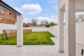 <p><strong><span>Prachtig gerenoveerd appartement met 2 slaapkamers en ruime tuin van 263 m² nabij het centrum van Mechelen.</span></strong></p>
<p><strong><span>BEKIJK ZEKER ONZE (VIRTUELE) GRONDPLANNEN EN ATTESTEN VOOR DE INDELING EN EXTRA INFORMATIE.</span></strong></p>
<p><span>Bent u op zoek naar een ruim en instapklaar appartement met een uitzonderlijk grote tuin op een toplocatie? Dan is dit prachtig gerenoveerde appartement zeker een bezoek waard. Met een bewoonbare oppervlakte van 115 m², een kwalitatieve totaalrenovatie in 2025, een zonnig zuidgericht terras en een privatieve tuin van maar liefst 263 m² combineert deze eigendom ruimte, karakter en hedendaags wooncomfort. Dankzij de ligging aan de stadsrand bevindt u zich bovendien op wandel- en fietsafstand van het bruisende centrum van Mechelen.</span></p>
<p><strong><span>ALGEMENE KENMERKEN:</span></strong></p>
<ul>
<li><span>Ruim, lichtrijk en karaktervol appartement</span></li>
<li><span>Bewoonbare oppervlakte van 115 m²</span></li>
<li><span>Kwalitatieve totaalrenovatie in 2025 met behoud van authentieke elementen</span></li>
<li><span>2 volwaardige slaapkamers</span></li>
<li><span>Ruime leefruimte met open keuken (50 m²)</span></li>
<li><span>Zonnig, zuidgericht terras en privatieve tuin van 263 m²</span></li>
<li><span>Open zicht op de Sint-Romboutskathedraal</span></li>
<li><span>Inclusief fietsenstalling</span></li>
<li><span>Autostaanpaats optioneel bij aan te kopen</span></li>
<li><span>Gelegen aan de stadsrand, op wandel- en fietsafstand van het centrum van Mechelen</span></li>
<li><span>Vlotte bereikbaarheid via winkels, scholen, openbaar vervoer en de E19</span></li>
</ul>
<p><strong><span>TECHNISCHE KENMERKEN:</span></strong></p>
<ul>
<li><span>Gunstige EPC-score: 166 kWh/(m²/jaar) – Label B</span></li>
<li><span>Elektrische installatie conform AREI</span></li>
<li><span>Asbestveilig</span></li>
<li><span>Verwarming op aardgas</span></li>
</ul>
<p><strong><span>INDELING:</span></strong></p>
<ul>
<li><span>Inkomhal</span></li>
<li><span>Ruime en lichtrijke leefruimte met open keuken (50 m²)</span></li>
<li><span>Moderne badkamer met douche, dubbele lavabo en toilet (8,5 m²)</span></li>
<li><span>Aparte wasplaats (4,5 m²)</span></li>
<li><span>Eerste slaapkamer (12 m²)</span></li>
<li><span>Tweede slaapkamer (11 m²)</span></li>
<li><span>Zonovergoten terras en privatieve tuin (263 m²)</span></li>
</ul>
