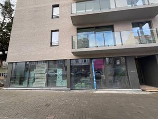 Commerciële ruimte te huur - Nieuw handelspand van 293 m² bruto te huur, ideaal gelegen aan de ingang van Fort Jaco. Deze ruimte geniet van...