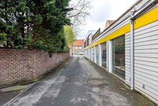 Ruime handelsruimte is gelegen op een commerciële ligging in het centrum van Diksmuide.<br /><br />Het pand biedt verschillende mogelijkheden. <br /><br />Het pand omvat een ruime handelsruimte (289m²) met veel lichtinval en airconditioning en een keuken (24m²).