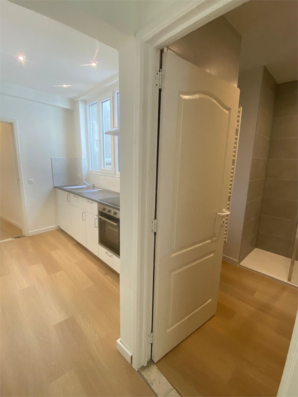 Ruim gerenoveerd 1-slaapkamer appartement  met veel licht inval, gelegen in de trendy Kammenstraat op een steenworp van de Groenplaats en openbaar vervoer. - foto 4