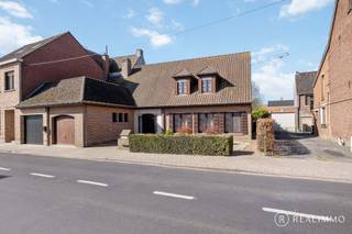 Deze prachtige en uitstekend onderhouden woning uit 1993 <strong>combineert karakter, ruimte en mogelijkheden op een unieke manier</strong>. Met een bebouwde oppervlakte van maar liefst 177 m² en een <strong>bewoonbare oppervlakte van 268 m² </strong>is dit een woning die je blijft verrassen zodra je binnenstapt.<br />Een extra troef? <strong>De woning biedt de mogelijkheid tot gelijkvloers wonen dankzij de slaapkamer en badkamer op het gelijkvloers. Ideaal voor wie levenslang wil wonen of perfect geschikt voor een zelfstandige activiteit.  </strong><br /><br /><u><strong>Indeling</strong></u><br />Op het gelijkvloers kom je binnen via een ruime inkomhal met apart toilet. De lichtrijke leefruimte sluit mooi aan op de keuken, met aansluitend een praktische berging. Verder vind je hier een volwaardige slaapkamer, badkamer en de garage.<br />Op de eerste verdieping kom je terecht in een uitzonderlijk ruime nachthal die toegang geeft tot drie zeer grote slaapkamers, een tweede badkamer, een apart toilet en een hele ruime zolderruimte.<br /><strong>De zuidwestgerichte tuin is een echte troef: hier geniet je volop van zon.</strong> Een heerlijke plek om te ontspannen na een drukke dag.<br /><br /><u><strong>Technisch</strong></u><br />Verwarming op aardgas<br />EPC: Label B (199 kWh/m² ) – gunstig label<br />Degelijke en duurzame constructie<br /><br /><u><strong>Troeven </strong></u>
<ul>
	<li>Royale bewoonbare oppervlakte (268 m²)</li>
	<li>Mogelijkheid tot gelijkvloers wonen</li>
	<li>Mogelijkheid tot vrij beroep</li>
	<li>4 volwaardige slaapkamers</li>
	<li>2 badkamers</li>
	<li>Zuidwestgerichte tuin</li>
	<li>Zeer gunstig EPC</li>
</ul>
<u><strong>Contact</strong></u><br />Contacteer Nicolas voor meer info of een rondleiding: 0478 50 58 91- nicolas@real-immo.be<br />Laat je verrassen door deze ruime eigendom. Tot binnenkort!