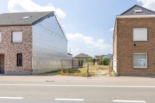 Gelegen nabij centrum Bavikhove ( deelgemeente Harelbeke) vinden we deze bouwgrondDeze grond staat op 713 m² en heeft verschillende invullingen...