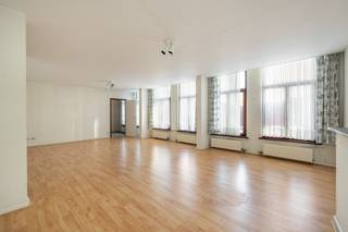 Op te frissen opbrengsteigendom/woning met garage op een zuidgericht perceel van 307 m² en slechts 1 minuut wandelen van de Grote Markt te...