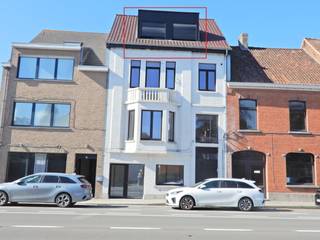 Op een boogscheut van het station kunt u dit gerenoveerd appartement terugvinden op de derde verdieping met achteraan een zuidwest gelegen terras.<br />Het appartement is gelegen in een kleinschalig appartementsgebouw van drie eenheden.<br />Diverse faciliteiten zoals supermarkten, apotheek, horeca, ... zijn te voet of per fiets makkelijk bereikbaar.<br />De bijhorende achtergelegen parkeerplaats bereikt u via een inrit gelegen langs de Kortrijkstraat t.h.v. de O.L.Vrouwparking.<br /><br />Indeling:<br />GV: Berging met aansluiting voor wasmachine.<br /><br />3e V: Lichtrijke en ruime woonkamer - open keuken met elektrisch koken, dampkap, oven, spoelbak, vaatwas en koelkast - berging - gastentoilet met handwasser - 2 slaapkamers - badkamer met badkamermeubel met dubbele lavabo en douche.<br /><br />Algemeen:<br />- EPC 181 - label B<br />- Bewoonbare oppervlakte van 92 m²<br />- Geen gemeenschappelijke kosten<br />- Geen lift aanwezig<br />- Rolluiken aanwezig<br />- Veel vrije parking achteraan het gebouw<br />- Instapklaar tegen intrede 01/12/2026<br />- Vrij vanaf 01/12/2026<br /><br />Huurprijs: € 700/maand.