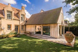 <p>Charmante villa op riant perceel in wijk Kauwendael<br /><br />Deze charmante villa werd gebouwd in 1996. Ze werd doorheen de jaren in verschillende fases gerenoveerd waarbij er telkens werd rekening gehouden met het behoud van de oorspronkelijke stijl in combinatie met kwalitatieve en duurzame materialen. Deze woning is ideaal voor mensen die van comfort, ruimte, rust en privacy houden maar toch centraal wensen te wonen. De achterliggende en aan de tuin aangrenzende bouwgrond biedt enorm veel potentieel. Dit zorgt voor een unieke kans voor kangoeroe wonen, achterliggende praktijk/kantoor of u kan de bouwgrond nog laten liggen en/of als tuin gebruiken. Momenteel staat er nog een achterliggend magazijn aan de bouwgrond maar de plannen om hier een rustige residentiële woonzone te creëeren staan reeds in de steigers.<br /><br />Onderstaand kan u de indeling van de woning vinden alsook de mogelijke opties qua bouwvolume voor de bouwgrond. <br /><br /><strong>Indeling</strong><br /><br />U betreedt de woning via de ruime inkomhal waarbij er ruimte voor vestiaire werd voorzien alsook een afzonderlijk gastentoilet. Via de inkomhal kan u een afzonderlijke bureelruimte, wat ideaal is voor thuiswerk of om klanten te ontvangen. Wanneer u verder door gaat ia de inkomhal komt u in het leefgedeelte waarbij u onmiddellijk een prachtig uitzicht heeft over de tuin en het groen. Wat naast het mooie groen nog meteen opvalt, is de aanwezigheid van zeer veel natuurlijk daglicht die in de woning binnenvalt. De leef-en eetruimte beschikken over een authentieke tegelvloer, die samen met een houtkachel voor heel wat sfeer en gezelligheid zorgt. <br /><br />In de ruime erker/veranda heeft u het gevoel van in de tuin te vertoeven en één te worden met de tuin. Aangrenzend aan zowel de veranda als de eetruimte bevindt zich de landelijke keuken. Deze is volledig voorzien van kasten en toestellen.<br /><br />Via de trap wordt de verdieping bereikt. Hier kan u één van de twee masterbedrooms vinden met dressing en ensuite welness badkamer voorzien van sauna, stoomdouche, ligbad, dubbele lavabo en toilet. De tweede masterbedroom heeft tevens een ensuite badkamer voorzien van dubbele lavabo, ligbad en toilet. Verder zijn er nog twee ruime slaapkamers met een derde badkamer voorzien van dubbele lavabo en ligbad, een afzonderlijk dressing alsook een wasruimte. <br /><br />De ontspanning die u kan ervaren in de badkamer zet zich voort in het overdekte binnenzwembad. Hier kan u alle dagen genieten van een zwempartij ongeacht het weer, met een prachtig uitzicht over de tuin. De kleedkamers zorgen ervoor dat zelfs gasten zich kunnen omkleden in alle privacy.<br /><br />De woning beschikt over een ruime dubbele garage waar tevens de aansluitingen voor wasmachine en droogkast zijn voorzien alsook opbergruimte. De kelderverdieping beschikt over een wijnkelder en heeft een vrije plafondhoogte waardoor deze zeer praktisch is voor extra opbergruimte.<br /><br />In de tuin is een gezellige ruime patio voorzien met ingebouwde bbq. Hier is het ideaal vertoeven in alle seizoenen waarbij je kan genieten van het groen en alle bloemen en planten. <br /><br />Via de tuin kan je naar het achterliggende stuk bouwgrond wat je dus naar wens kan gebruiken qua invulling; tweede woonst, praktijkruimte, tuin,... . <br /><br />Er mag een woning gebouwd worden van twee verdiepingen van 13 meter op 15 meter + nog een verdieping onder het dak. <br /><br />Het perceel is met zijn 1437 m² een van de grootste van wijk Kauwendael. De perfecte zuid oriëntatie maken het vakantiegevoel aan huis compleet. Liggend in wijk Kauwendael en nabij vijver Montreal is de locatie van deze woning, naast het mooie interieur en de praktische indeling, een extra troef.<br /><br />Gelegen op een centrale locatie. Openbaar vervoer en AZ Sint-Maarten zijn op wandelafstand. Deze buurt heeft een waaier aan voorzieningen, zoals scholen, winkels, , speel-, sport- en recreatie faciliteiten nabij R6.</p>