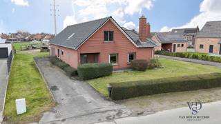 Deze voormalige zorgwoning bestaat uit twee zelfstandige entiteiten.De eerste entiteit beschikt over een aparte inkomhal, een ruime leefruimte, een...