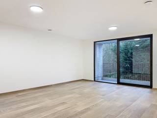 Zeer mooi en volledig nieuw 2-slaapkamer appartement op de 1e verdieping van dit modern complex. Qua indeling omvat het appartement een inkomhal, toilet, leefruimte, volledig geïnstalleerde keuken met aanpalende berging/wasplaats, 2 slaapkamers en een badkamer met douche. Een handige indeling, veel lichtinval en moderne materialen maken dit een top appartement. Verder geniet deze woonst een zuid georiënteerd terras met zicht op groen. 2 ondergrondse autostaanplaatsen + berging + 3 fietsenstallingen inclusief. Gemeenschappelijke kosten €85/maand.