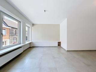 Dit instapklaar appartement bevindt zich op de eerste verdieping en heeft een bewoonbare oppervlakte van 87 m². Hier geniet u van een centrale ligging in Oudenaarde, op wandelafstand het station en winkels. <br /><br />Het appartement werd gerenoveerd in 2026 en is voorzien van o.a. een nieuwe vloeren, badkamer, keuken en gasketel. Het dak van het gebouw werd ook vernieuwd. <br /><br />INDELING VAN HET APPARTEMENT: <br />* inkomhal<br />* lichtrijke leefruimte <br />* nieuwe keuken (toestellen worden nog geplaatst door de verkopers) met berging <br />* slaapkamer 1<br />* slaapkamer 2<br />* badkamer met inloopdouche <br /><br />ALGEMENE INFORMATIE:<br />* centrale verwarming op aardgas<br />* gunstig EPC B<br />* verplichte aankoop van een garagebox (niet inbegrepen in de vermelde vraagprijs)<br /><br />Bestuursmaatregelen in het maatregelenregister: nee