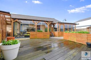 KNESSELARE – Ruime gelijkvloerse woning met 3 slaapkamers en zuidwestgerichte tuin<br />Inkomhal met apart gastentoilet en toegang tot de ruime, lichtrijke leefruimte met zit- en eetplaats.<br />De ingerichte keuken beschikt over een praktische eethoek en sluit aan op de veranda.<br />Via de nachthal bereikt men drie slaapkamers, een badkamer, ruime wasplaats/berging en een garage.<br />Op de verdieping kunnen extra slaapkamers worden ingericht.<br />Vooraan de woning bevindt zich een oprit met voldoende parkeermogelijkheden. Achteraan geniet men van een verzorgde, zuidwestgerichte tuin met groot terras en tuinhuis.<br /><br />Extra informatie:<br />- Inclusief zonnepanelen en energieopslag via batterij (2 * 5,4 KW)<br />- Stedenbouwkundige inlichtingen in aanvraag<br /><br />Voor meer informatie of het inplannen van een plaats bezoek, contacteer ons via 050/550.750 of info@perspectiefvastgoed.be