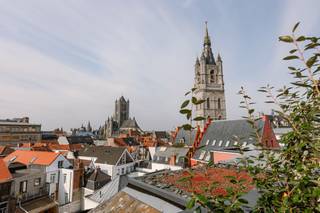 In het historische centrum van Gent bevindt zich dit uitzonderlijke duplex-penthouse op een absolute toplocatie, op wandelafstand van de Korenmarkt, het Sint-Baafsplein en de beroemde Gentse torens. Dankzij de drie terrassen geniet u hier van een uniek panoramisch uitzicht over de stad.<br /><br />Bij het binnenkomen wordt u verwelkomd in een stijlvolle inkomhal met ruime opbergmogelijkheden. De lichtrijke leefruimte straalt elegantie uit en sluit naadloos aan op de volledig uitgeruste designkeuken. Via het grote schuifraam bereikt u het eerste terras, waar u in alle rust kan genieten van het uitzicht op de stad.<br /><br />Verder beschikt het appartement over drie bijzonder ruime slaapkamers en een luxueuze badkamer uitgerust met een dubbele lavabo, ligbad en royale inloopdouche. Eén van de slaapkamers beschikt bovendien over een eigen badkamer met inloopdouche en lavabo.<br /><br />Op de bovenverdieping bevindt zich een indrukwekkende tweede leefruimte met gashaard. Deze ruimte wordt omringd door twee extra terrassen, waardoor u op elk moment van de dag kan genieten van zon, rust en een uitzonderlijk uitzicht.<br /><br />Troeven:<br />• EPC-label A<br />• Mobi-score 9,5/10<br />• Exclusief duplex-penthouse<br />• 3 Ruime slaapkamers<br />• 2 Luxe badkamers<br />• Designkeuken volledig uitgerust<br />• Tweede leefruimte met gashaard<br />• 3 Terrassen met panoramisch uitzicht<br />• Uitzicht op het Belfort, Sint-Baafskathedraal en Stadhuis<br />• Absolute topligging in de Kuip van Gent<br /><br />Dit unieke penthouse combineert luxe, ruimte en een ongeëvenaard uitzicht op de Gentse skyline. Een zeldzame opportuniteit voor wie op zoek is naar exclusief wonen op één van de mooiste locaties van de stad.<br /><br />Voor meer informatie of een bezoek, contacteer Thomas via 0474 26 27 58 of via thomas@vicusvastgoed.be.