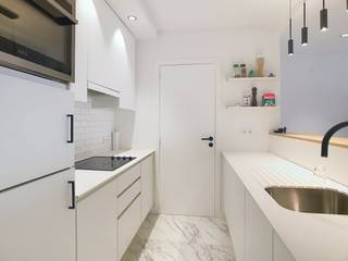 De snelste manier om een bezoek te brengen aan deze woning? Vraag je bezoek aan via de rode knop op onze website (www.dewaele.com) en je wordt gecontacteerd door één van onze verhuurexperten. Instapklaar appartement met 2 slaapkamers en terras in het volle centrum van Roeselare.Het appartement heeft volgende indeling:- Inkomhal met gastentoilet- Lichtrijke woonkamer met zit- en eetplaats- Open keuken - Berging- 2 slaapkamers- Badkamer voorzien van lavabo en douche- TerrasExtra kenmerken:- Lichtrijk appartement- Lift aanwezig in het gebouw- Energiezuinig- Centrale ligging in het volle stadscentrum nabij winkels, de Grote Markt, openbaar vervoer,....Ben jij geïnteresseerd in dit appartement te huur in Roeselare? Aarzel dan niet ons te contacteren.