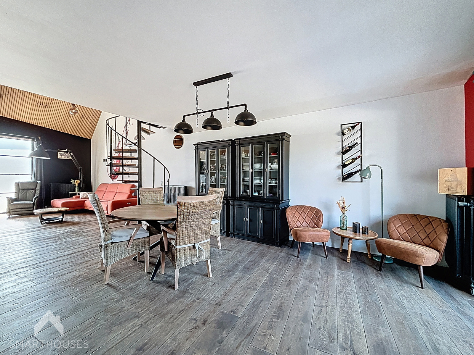 Ruime halfopen woning met 4 slaapkamers en bijgebouw - foto 4