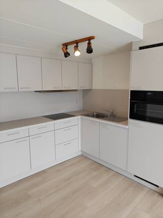 Op de tweede verdieping van deze kleine residentie ligt dit gezellige appartement van 52m². Het appartement werd pas volledig vernieuwd. Het beschikt over een woonkamer met open keuken, een badkamer met toilet en douche en een ruime slaapkamer. Het perfecte starters-appartement.<br /><br />Er is geen lift in het gebouw.<br /><br />Er zijn geen gemeenschappelijke kosten.<br /><br />EPC: 71 kWh/(m²jaar) - certificaatnummer: 20260704-0003907529-RES-1<br />