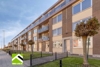 Dit prachtige appartement is gelegen op wandelafstand van Tongeren centrum. Het appartement beschikt over een ruim dakterras met een open uitzicht.<br /><br />De woonst is ingericht met een open leefruimte met keuken en groot raam naar het gezellig dakterras.<br />Verder is er 1 slaapkamer en de badkamer met toilet en douche.<br />Het dakterras heeft aan weerszijde een praktische bergruimte.<br />In het kelderverdiep is er een grote kelder inbegrepen.<br /><br />Ideaal appartement voor een alleenstaande of een koppel - Ook interessante investering voor verhuur! <br />Met een EPC-waarde van 134 en het energielabel B kan je genieten van lage energiekosten.<br /><br />De oriëntatie van het terras is zuidoost, waardoor je de hele dag door kunt genieten van de zon. <br /><br />Te voet naar het centrum doe je in enkele minuten, waardoor je snel bij supermarkten, horeca en andere voorzieningen bent.<br /><br />Interesse? Plan dan snel een bezoek door te bellen naar 012 23 00 23 of stel je vragen aan roland@immo-leroi.be.