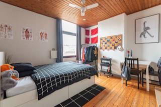 Laatste unit beschikbaar!Ruime studentenstudio gelegen in de Steenbergstraat 2. Vlakbij campussen van de KUL en KDG Groenplaats. De studio +- 18 m²...