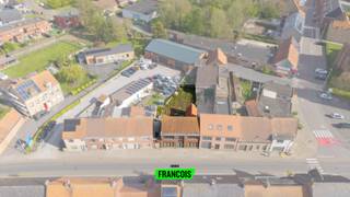 Ontdek deze woning te koop in Poelkapelle, gelegen langs de Brugseweg 136. Deze gezinswoning biedt tal van mogelijkheden en is ideaal voor wie zijn eigen woonst naar smaak wil afwerken.<br /><br />Met een bewoonbare oppervlakte van 185,15 m² beschikt deze ruime woning in Poelkapelle over een praktische indeling met drie volwaardige slaapkamers, waaronder één met dressing, en een badkamer. De woning bevindt zich momenteel in renovatie, waardoor u nog de kans krijgt om de afwerking en inrichting volledig naar eigen wens te bepalen. Buiten geniet u van een ruime tuin, perfect voor ontspanning en gezellige momenten. Dankzij de centrale ligging nabij het centrum van Poelkapelle en de vlotte verbinding naar Ieper en Roeselare, woont u hier rustig en toch uitstekend bereikbaar.<br /><br />Interesse in deze woning te koop in Poelkapelle? Contacteer Immo Francois en plan vandaag nog uw bezoek. Wij zijn actief in Ieper en deelgemeenten en begeleiden u graag bij elke stap.<br /><br />Woning verkopen in Poelkapelle? Vraag je gratis schatting aan bij Immo Francois via ieper@immofrancois.be.<br /><br />