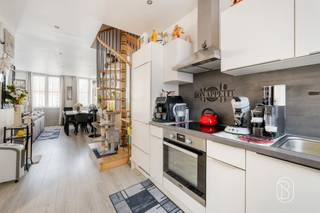 <p>Dit prachtige duplexappartement, perfect gelegen in het hart van het historische stadscentrum van Doornik, is momenteel verhuurd en bevindt zich op de 1e verdieping van een gebouw met uitzicht op de Place Saint-Pierre. Het is als volgt ingedeeld:</p><p>Een ruime woonkamer met een ingerichte en gemeubileerde keuken, een wasruimte en een apart toilet.<br />Op de eerste verdieping: een overloop die toegang geeft tot twee slaapkamers, een ingerichte doucheruimte en een tweede toilet.<br />Op de tweede verdieping: een inrichtbare zolder.</p><p>TECHNISCHE GEGEVENS: Centrale verwarming op gas, PVC-ramen, RC 1790 €, momenteel verhuurd voor 750 €/maand</p>
