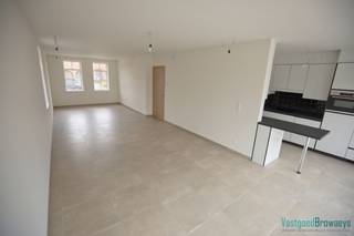 Deze nieuwbouwwoning is zeer gunstig gelegen nabij belangrijke verbindingswegen zoals de E40. Het is ruim en hoogwaardig afgewerkt.Bij binnenkomst...
