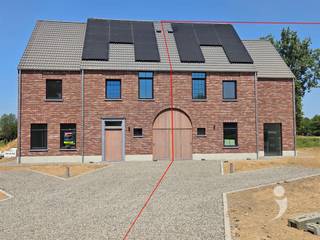 <p><span>Nieuwbouw halfopen woning met prachtige ligging.<br />Deze woning is gelegen in een groene en rustige omgeving.<br />Er is een ruime inkom met apart toilet en technische ruimte die ook ruim genoeg is om fietsen te stallen.<br />De lichtrijke leefruimte heeft een prachtig uitzicht op een mooie tuin en een ruim zonnig terras.<br />De keuken is voorzien van een eiland met veel opslagruimte en allerhande handige ingebouwde toestellen ( Afwasmachine, inductie kookplaat, wastafel, oven, frigo) </span></p><p><span>Naast deze keuke is er nog een extra berging met wasplaats.<br />Via de nachthal op de 1e verdieping bereiken we de slaapkamers en een badkamer. Hier is ook een extra toilet. <br />Er zijn op deze verdieping 3 ruime slaapkamers.</span></p><p><span>De badkamer is voorzien van een dubbele wastafel, een bad en een douche.</span></p><p><span>via de nachthal kan men dan nog 1 gigantische slaapkamer bereiken alsook een extra technische ruimte.<br />Voor de woning is er een oprit met plaats voor meerdere wagens. Deze is momenteel in aanleg.<br /><br /></span></p><p><span>De tuin loopt over in weilanden en het is ideaal om hier tot rust te komen.<br />Deze woning is bewoonbaar vanaf september 2026.</span></p><p><span>Deze woning is </span><span>niet </span><span>bemeubeld.<br />Dankzij de strenge bouwnormen is deze woning enorm zuinig in verbruik. Er zijn zonnepanelen aanwezig alsook een waterontharder.</span></p><p><span>Let op, de foto's zijn komende van de woning links die een exact spiegelbeeld is van de woning rechts. De rechtse woning is diegene die beschikbaar is maar daar was foto's nemen niet mogelijk wegens verfwerken.</span></p><p><span> </span></p><p><span>Interesse? Vraag uw bezoek aan via onze website!</span></p><p><span> </span></p>