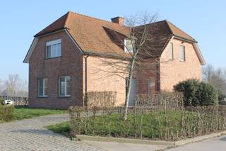 Hoeve met vrijstaande woning en grote bedrijfsgebouwen te koop regio GentBestaande uit :Ruime zeer degelijke landelijke villa met open zichten op...