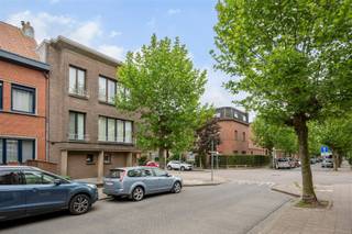 In een rustige straat in het centrum van Merksem ontdek je dit verzorgd appartement op de tweede verdieping van een kleinschalig gebouw.Dankzij de...