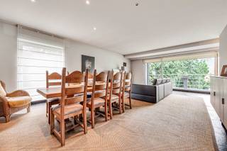 This move-in ready apartment, located in Bellestraat, is in an excellent location just outside the city center, with easy access to major...