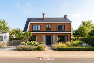 Deze alleenstaande woning onderscheidt zich door haar strategische ligging en het veelzijdige karakter van het perceel.<br />Een ideale opportuniteit voor wie op zoek is naar ruimte, renovatiemogelijkheden of ontwikkelingspotentieel.<br /><br />De woning, gebouwd in 1967, is degelijk en kloek opgetrokken met betonnen tussenvloeren en een spouwmuur — een solide basis voor een grondige renovatie.<br /><br /><strong>Indeling</strong><br />Op het gelijkvloers: inkomhal, polyvalente ruimte (slaapkamer of bureau), woonkamer, keuken, badkamer en apart toilet.<br />Op de eerste verdieping: nachthal, drie volwaardige slaapkamers en een zolderruimte.<br />Achteraan het perceel bevinden zich een garage en bijkomende bergruimtes.<br /><br /><strong>Troeven</strong><br />Bewoonbare oppervlakte: 176 m²<br />Perceeloppervlakte: 1.180 m²<br />Mogelijkheid tot opsplitsing in twee loten<br /><br /><strong>Ontwikkelingsmogelijkheden</strong><br />✔ Optie 1: Te renoveren (halfopen) woning + afzonderlijk perceel bouwgrond voor halfopen nieuwbouw<br />✔ Optie 2: Renovatie aan <strong>6%BTW</strong> van de bestaande woning op een prachtig ruim perceel<br />✔ Optie 3: <strong>Bouwgrond </strong>voor een alleenstaande villa aan <strong>6%BTW</strong><br /><br /><strong>Ligging</strong><br />Rustig gelegen in een residentiële woonwijk, met vlotte bereikbaarheid: op slechts 5 minuten van de autosnelweg en AZ Delta Rumbeke-Roeselare. Winkels en voorzieningen zoals bakker, slager en Albert Heijn bevinden zich eveneens op korte afstand.<br />Interesse in deze eigendom met tal van mogelijkheden?<br /><br />Contacteer ons via <strong>051 / 201 400</strong> of <strong>info@dicasa.be</strong>