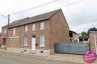 WONING MET PAARDENSTALLEN EN SCHUREN rustig gelegen in residentiële wijk, grondig te renoveren maar biedt erg veel mogelijkheden voor wie ruim...