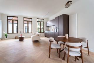 Welkom in dit stijlvolle appartement op de eerste verdieping, gelegen in een kleinschalig gebouw dat dit jaar een totaalrenovatie onderging. U woont hier op een absolute toplocatie in Antwerpen, tussen het bruisende Zuid, het gezellige Mechelseplein en de levendige Theaterbuurt. Restaurants, winkels, culturele hotspots en openbaar vervoer bevinden zich allemaal op wandelafstand.<br /><br />Bij de renovatie werd bijzondere aandacht besteed aan hedendaags wooncomfort, een hoogwaardige afwerking en energiezuinigheid. Er zijn bovendien zonnepanelen en een domoticasysteem voorzien, wat zorgt voor een duurzame en toekomstgerichte woonervaring.<br /><br />Bij het betreden van het appartement komt u terecht in de lichtrijke leefruimte, waar de elegante visgraatparket meteen de aandacht trekt. De moderne open keuken sluit naadloos aan op de woonkamer en is voorzien van een ruim werkblad, kwalitatieve inbouwtoestellen en praktische ingemaakte kasten. Vanuit de leefruimte heeft u rechtstreeks toegang tot het overdekte terras, een aangename plek om in alle rust van het buitenleven te genieten.<br /><br />Verder beschikt het appartement over een ruime slaapkamer en een stijlvolle badkamer met inloopdouche, wastafelmeubel en toilet.<br />Tot slot is een praktische kelderberging inbegrepen, ideaal als extra opslagruimte.<br /><br />Een unieke opportuniteit voor wie op zoek is naar een kwalitatief afgewerkt appartement waar comfort, duurzaamheid en een uitstekende ligging perfect samenkomen.<br />Interesse? Contacteer LISTED voor een bezoek via +32 3 283 51 51.<br />