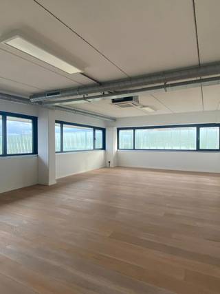 In de industriezone van Zwijndrecht worden lichtrijke kantoren te huur aangeboden op de 1ste en 2de verdieping, met uitzicht op de E14. Er zijn...