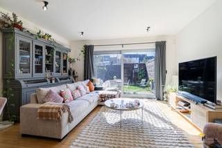 <p><span>Sus Van Den Eyndestraat 22 - Antwerp (2020)</span></p><p><span> </span></p><p><span>Move-in ready house (143m²) with 4 bedrooms, 2 terraces and garden (54 m²) in Antwerp (2020).</span></p><p><span> </span></p><p><span>You live here quietly, yet very centrally, right behind the Den Tir Shopping Center. That means enjoying all the benefits of the shopping center – stores, restaurants and amenities near – without experiencing the hustle and bustle. Moreover, here you benefit from excellent accessibility by public transport, velo and car.</span></p><p><span>The house, completed in 2007, was always well maintained and achieves a favorable EPC score B. The roof is insulated to current standards and the electricity is compliant. Furthermore, there are aluminum windows with double high-efficiency glazing and the house is equipped with air conditioning, which adds to the living comfort.</span></p><p><span>You enter the entrance hall with separate guest toilet. From there you enter the spacious living room with open kitchen corner, together accounting for an area of about 42 m². The kitchen is equipped with all modern comforts. Through a sliding door you have access to the south-oriented garden of 54 m², a nice place to enjoy the sun.</span></p><p><span>On the second floor there are three (bed) rooms with surfaces ranging from 5 m² to 12 m². In addition, there is a separate storage room and a bathroom of 6 m², equipped with a bathtub/shower, toilet and double sink. From the rear bedrooms you have access to a first terrace of 8 m².</span></p><p><span>The upper floor houses a fourth bedroom of 16 m², opening onto the second terrace of 15 m². With a garden as well as two terraces, there is clearly no lack of outdoor space here.</span></p><p><span>Are you looking for a comfortable family home with 4 bedrooms and plenty of outdoor space in a central location? Do not miss this opportunity!</span></p><p><span>Living space 143 m² – ref: gross floor area. For more info or a free estimate visit </span><span><span>www.hansimmo.be</span></span></p><p><span> </span></p>