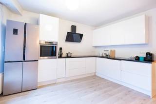 À Forest, dans une rue paisible et verdoyante à deux pas du Parc du Bempt, ce généreux studio au rez-de-chaussée (± 50m²) offre une parenthèse...