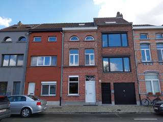 Zeer goed gelegen pand met prachtig zicht over de Nete<br />Op wandelafstand van supermarkt, restaurants, openbaarvervoer en het leuke centrum van Lier<br /><br />Ouder pand met veel potentieel mits grondige renovatie<br />Verzorgde ruime stadstuin met grote berging/werkplaats<br /><br />Inkomhal met toegang tot het salon en eetkamer met trap naar de kelder en de bovenverdiepingen<br />Via dubbele deur met loodglas toegang tot de ruime keuken<br />Achter de keuken bevindt zich de badkamer met toilet<br />Via de overdekte koer met berging ga je naar de verzorgde tuin met achteraan nog een grote berging/werkruimte<br />Eerste verdiep bevinden zich 2 ruime slaapkamers met trap naar de bovenkamers en zolder op het tweede verdiep<br />Op deze verdiepen zijn de ramen gerenoveerd vanwaar je van een prachtige zicht kunt genieten over de Nete<br /><br />Graag verwelkomen wij jullie voor een bezoek aan ons pand <br />Afspraak via e-mail aan Hoogveldweg25@telenet.be<br />Rechtstreeks bij de eigenaar!<br />