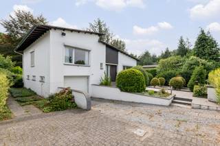 Deze leuke en ruime woning met een groot (circa 40m²) en zuid-gelegen verhoogd terras met groenzichten, is strategisch gelegen nabij een verbindingsweg naar de omliggende gemeenten.

Bekijk zeker ook de plannen/foto’s op onze website via deze link : https://www.vastgoedservice.be/vgs4/pand_one.asp?Immo_ID=19767.

Deze toffe woning heeft tussen 2014 en 2016 al aardig wat opfriswerk ondergaan zoals :
•	Elektriciteit vernieuwd + nog conform tot 25/08/2041
•	Verwarmingsketel vervangen
•	Andere badkamer
•	Andere beglazing, rolluiken, vloeren, enz…

Verdere troeven van deze woning zijn :
•	Leuke verhoogde veranda naast keuken met zicht op de tuin en allemaal groen
•	Praktische en ruime berging naast keuken
•	Slaapkamers met inbouwkasten
•	Ruime inkomhal
•	Volledige kruipkelder aanwezig, enz…
•	Geen overstromingsgebied

Optioneel : mogelijkheid om naastliggende bouwgrond van 942 m² (rechts van de woning) bij aan te kopen mist meerprijs (zie laatste foto van deze advertentie).

De woning links staat ook te koop, ook een mogelijkheid om de 3 percelen naast elkaar te kopen + nog een ruime grond enkele meters verder in de straat.
Zie op onze website van Vastgoedservice.be voor mijn info, hieronder de link :

bouwgrond Donk 14= https://www.vastgoedservice.be/vgs4/pand_one.asp?Immo_ID=19771  
bouwgrond Donk 10 = https://www.vastgoedservice.be/vgs4/pand_one.asp?Immo_ID=19770  
woning Donk 18 woning = https://www.vastgoedservice.be/vgs4/pand_one.asp?Immo_ID=19768. 

Kortom een leuke woning dat zeker een bezoek waard is ! 

Voor verdere informatie kan U steeds terecht op ons kantoor. 014/82.15.15.




