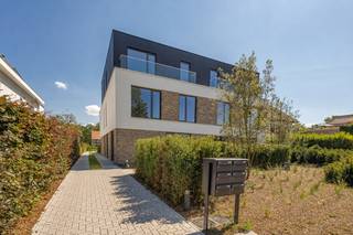 Luxueuze appartementen in een tijdloze architectuur<br /><br />Residentie Gouwberg omvat 6 trendy appartementen (75m² - 92m²) met mooie zuid georiënteerde tuinen/terrassen. Private bergingen in de kelder. De tijdloze architectuur is van de hand van Christophe Baetens architecten. Een subtiel lijnenspel en een schitterende combinatie van verschillende gevelmaterialen typeren de stijlvolle gevel. Talrijke hoge ramen zorgen voor de gewenste natuurlijke lichtinval.<br /><br />Van bij het ontwerp werd grote aandacht besteed aan het binnenklimaat en leef-comfort, zowel thermisch als akoestisch: vloerverwarming- en koeling op basis van een lucht-waterwarmtepomp, ventilatie C+ met smartzones en zonnepanelen zorgen mee voor het super gunstige E-peil (max. E20).<br /><br />Achteraan op het perceel, voorbij de gemeenschappelijke tuin, bevinden zich 6 autostaanplaatsen en een fietsenberging. <br /><br />De verkoop geschiedt onder BTW op de constructies (aankoop aan 6% BTW mogelijk, vraag naar de voorwaarden) en registratierechten op grondaandeel! Voor meer info of een bezichtiging ter plaatse, contacteer Karin 0486/97 84 27 of karin@reds.be.