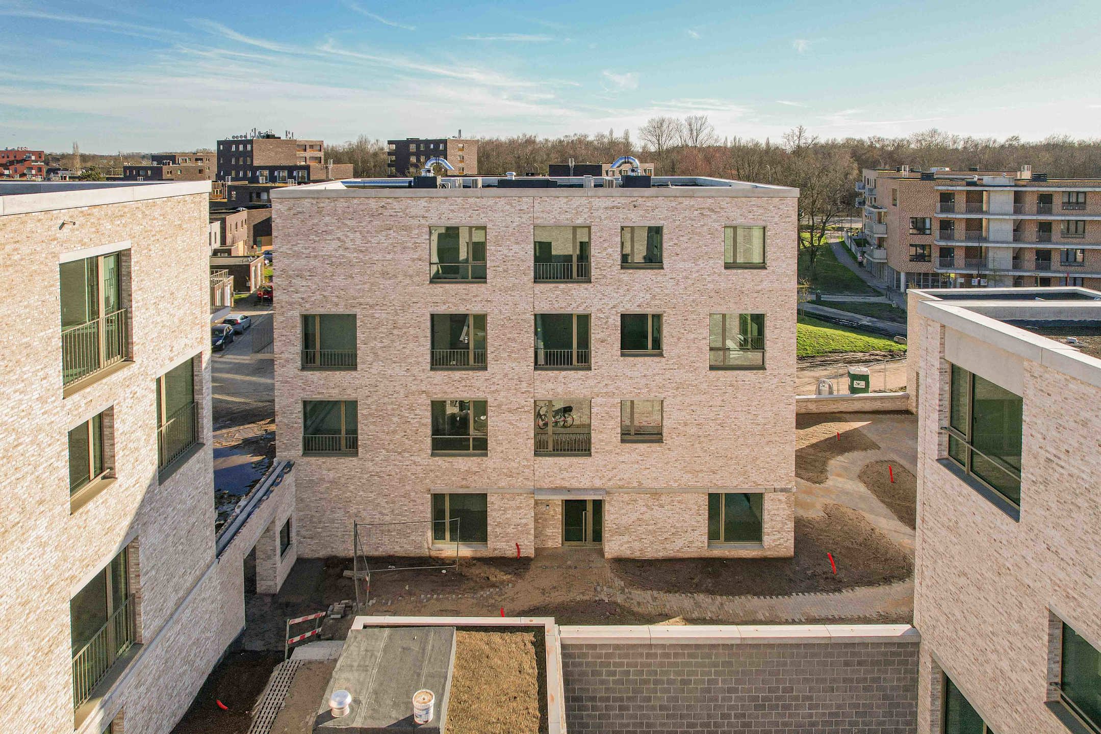 Gelijkvloersappartement met 2 slaapkamers - foto 1