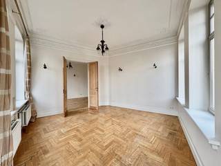 Ruim appartement met twee slaapkamers te huur, gelegen op de tweede verdieping in de geliefde Zurenborgwijk, op wandelafstand van het Centraal Station.<br /><br />Bij binnenkomst kom je in een ruime inkomhal die toegang biedt tot de zonnige woonkamer en de aangrenzende eetruimte. Grote ramen zorgen voor veel natuurlijk licht en een gevoel van ruimte. De volledig uitgeruste keuken sluit hier mooi op aan en beschikt over alle nodige toestellen.<br /><br />Het appartement telt twee slaapkamers. De eerste slaapkamer heeft een eigen badkamer met bad, terwijl de tweede slaapkamer voorzien is van een dressing en een eigen badkamer met douche. Daarnaast is er een apart toilet en een praktische berging met aansluiting voor de wasmachine.<br /><br />Bewoners hebben tevens toegang tot het gemeenschappelijk dakterras met een schitterend uitzicht over de stad, en kunnen gebruikmaken van de fitnessruimte met sauna, perfect om te ontspannen na een drukke dag.<br /><br />Huurprijs €1.575,00/maand + €175,00/ maand gemeenschappelijke kosten.<br />Elektriciteit en gas zijn individueel. Water individueel via tussenmeters. <br /><br />Het appartement is direct beschikbaar. <br /><br />Voor meer informatie of een afspraak voor een bezichtiging kan u contact opnemen via 03 203 02 02 of immo@sidimex.be