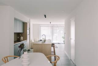 <p><span>OPENKIJKDAG WOENSDAG 8/07 van 16u - 18u -- Instapklaar gelijkvloers appartement met ruim terras in Residentie De Zeven Rozen te Temse</span></p><p><span> </span></p><p><span>Dit stijlvolle gelijkvloerse appartement maakt deel uit van Residentie De Zeven Rozen, een hedendaags woonproject waar comfort, kwaliteit en duurzaamheid centraal staan. </span></p><p><span> </span></p><p><span>Met een bruto vloeroppervlakte van 90 m² en een ruim terras van 27 m² biedt dit appartement een aangename woonomgeving met voldoende binnen- en buitenruimte. </span></p><p><span> </span></p><p><span>Het appartement beschikt over een lichtrijke leefruimte met open keuken, 2 slaapkamers, een badkamer, een apart gastentoilet en een praktische berging. <br />Dankzij de doordachte indeling en de grote raampartijen geniet u van een optimaal wooncomfort en een aangename lichtinval. Het terras vormt een mooi verlengstuk van de leefruimte en biedt de ideale plek om tot rust te komen. </span></p><p><span><br />Het appartement is volledig afgewerkt en voorzien van kwalitatieve materialen. <br />Daarnaast werd bijzondere aandacht besteed aan energiezuinig wonen dankzij de aanwezigheid van een lucht-waterwarmtepomp, vloerverwarming en een ventilatiesysteem type D. <br />Zo geniet u van een comfortabel en energiezuinig binnenklimaat.</span></p><p><span><br />De residentie beschikt over een ondergrondse parking en is gunstig gelegen nabij winkels, scholen, openbaar vervoer en belangrijke verbindingswegen. <br />Hierdoor combineert u een centrale ligging met een aangename woonomgeving.</span></p><p><span> </span></p><p><span>Extra troef:</span><span> bij dit project betaalt u pas bij de oplevering van het appartement, wat zorgt voor extra financiële zekerheid tijdens het aankoopproces.</span></p><p><span> </span></p><p><span>Interesse?</span><span> Neem gerust contact op voor meer informatie of een bezoek ter plaatse via </span><span>laura@axellenaerts.be</span><span> of </span><span>03 256 29 55</span><span>. Wij helpen u graag verder.</span></p><p><span> </span></p>