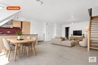 In de dorpskern van Beselare, op wandelafstand van winkels, scholen en alle dagelijkse voorzieningen, vinden we dit op te frissen duplexappartement. Het appartement bevindt zich op de tweede verdieping van de residentie en is bereikbaar via zowel de <strong>lift </strong>als de trap. Dankzij de praktische indeling is het perfect <strong>mogelijk om op één niveau te wonen</strong>, aangezien de eerste woonverdieping beschikt over een slaapkamer en een badkamer. <br /><br /><strong>Indeling van het appartement </strong>
<ul>
<li>Niveau 0: lichtrijke woon- en eetkamer met open keuken en een mooi zicht op het dorpsplein, badkamer voorzien van een ligbad en een enkelvoudig wastafelmeubel, slaapkamer en een apart toilet.</li>
<li>Niveau 1: nachthal, tweede slaapkamer en technische berging.</li>
</ul>
<br /><strong>Extra kenmerken</strong>
<ul>
<li>Garage inbegrepen in de vraagprijs, bereikbaar via het Salinasplein.</li>
<li>Centrale ligging in de dorpskern, op wandelafstand van winkels, scholen en andere voorzieningen.</li>
<li>Duplexindeling met de mogelijkheid om gelijkvloers te wonen dankzij de slaapkamer en badkamer op de eerste woonverdieping.</li>
<li>... </li>
</ul>
<br />Benieuwd naar de indeling? Check onderstaande video. <br />Link: https://youtube.com/shorts/du9aq9gh7no?feature=share<br /><br /><strong>Meer informatie of een vrijblijvend bezoek?</strong><br />Neem contact op met Eden via 0470 43 78 21 of mail naar info@minthus.be.
